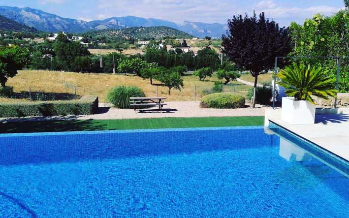Gardeners & Swimming pool maintenance, Mantenimiento de piscinas; Jardineros en Mallorca: empresa de jardinería (Alberto Perelló)