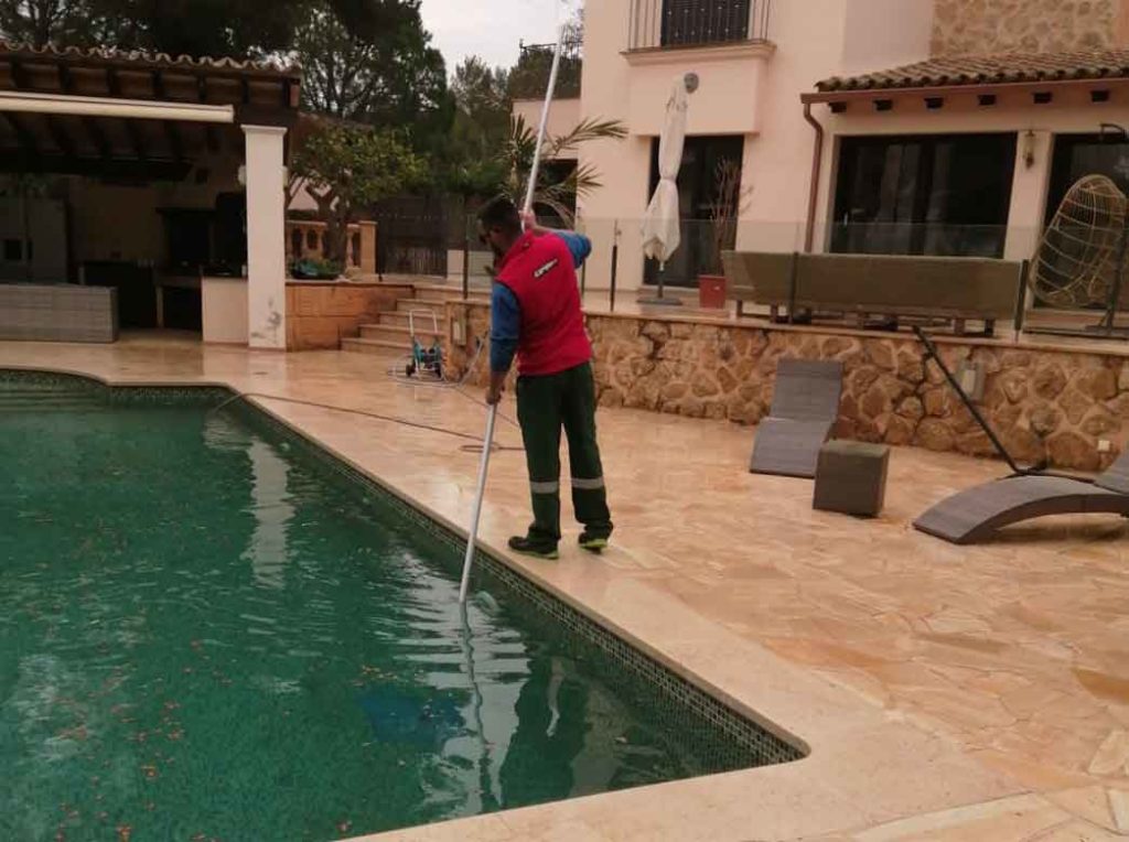 mantenimiento de piscinas en Mallorca swimming pool maintenance, Schwimmbadpflege auf Mallorca